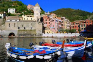 botes y casas colorados en riomaggiore