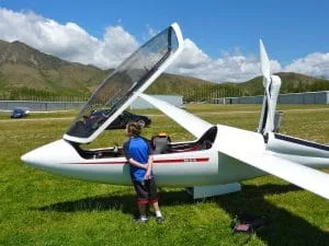 niño admira glider