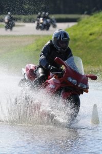 Jan con ducati 996 conduciendo a través del agua