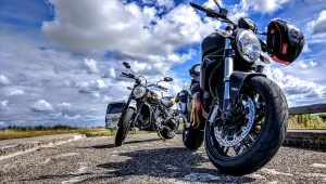 ducatis estacionadas con un cielo nublado