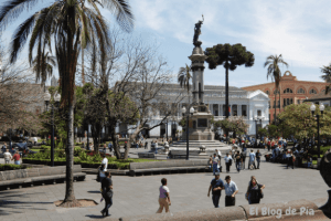 standbeeld en mensen op plaza de independencia Quito