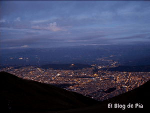 nachtelijk uitzicht over Quito